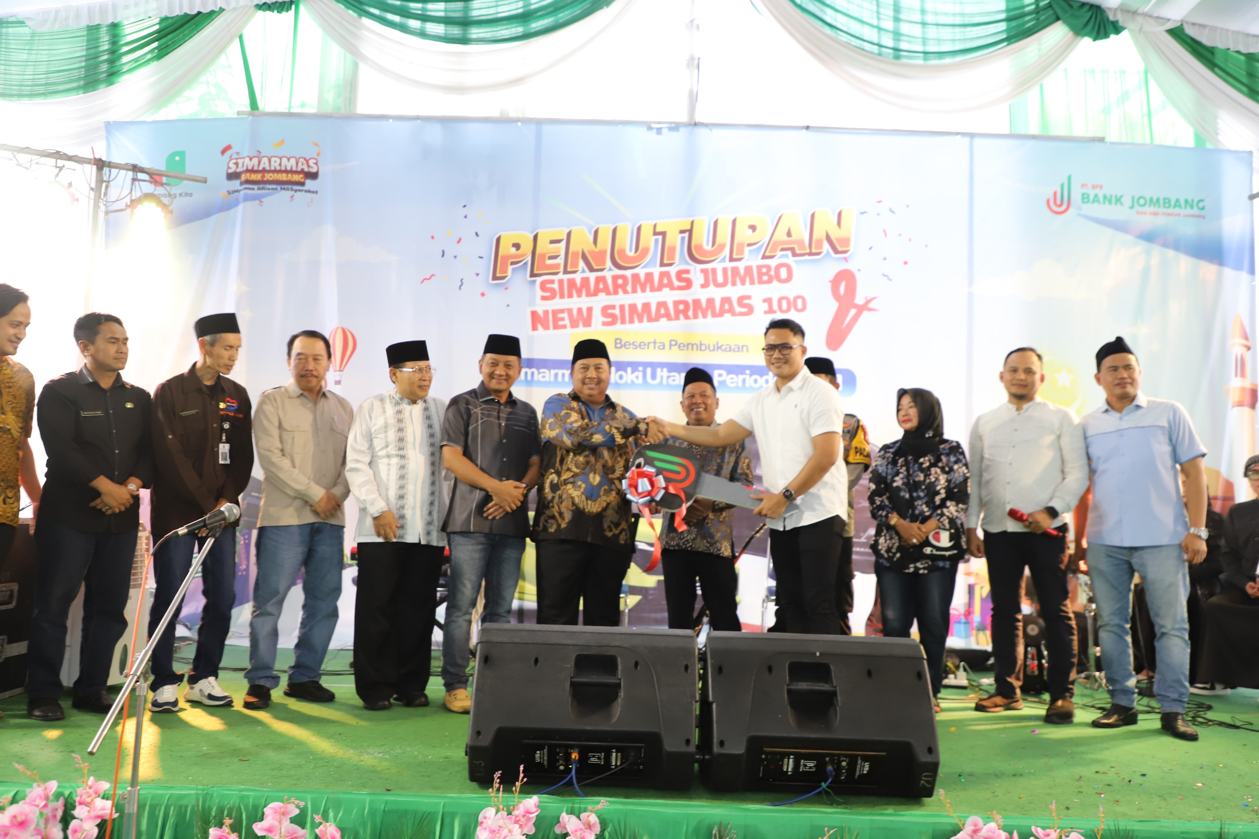 SUKSES: Bupati Jombang Warsubi secara simbolis menyerahkan hadiah Toyota Fortuner kepada pemenang undian Simasrmas Jumbo Bank Jombang.
