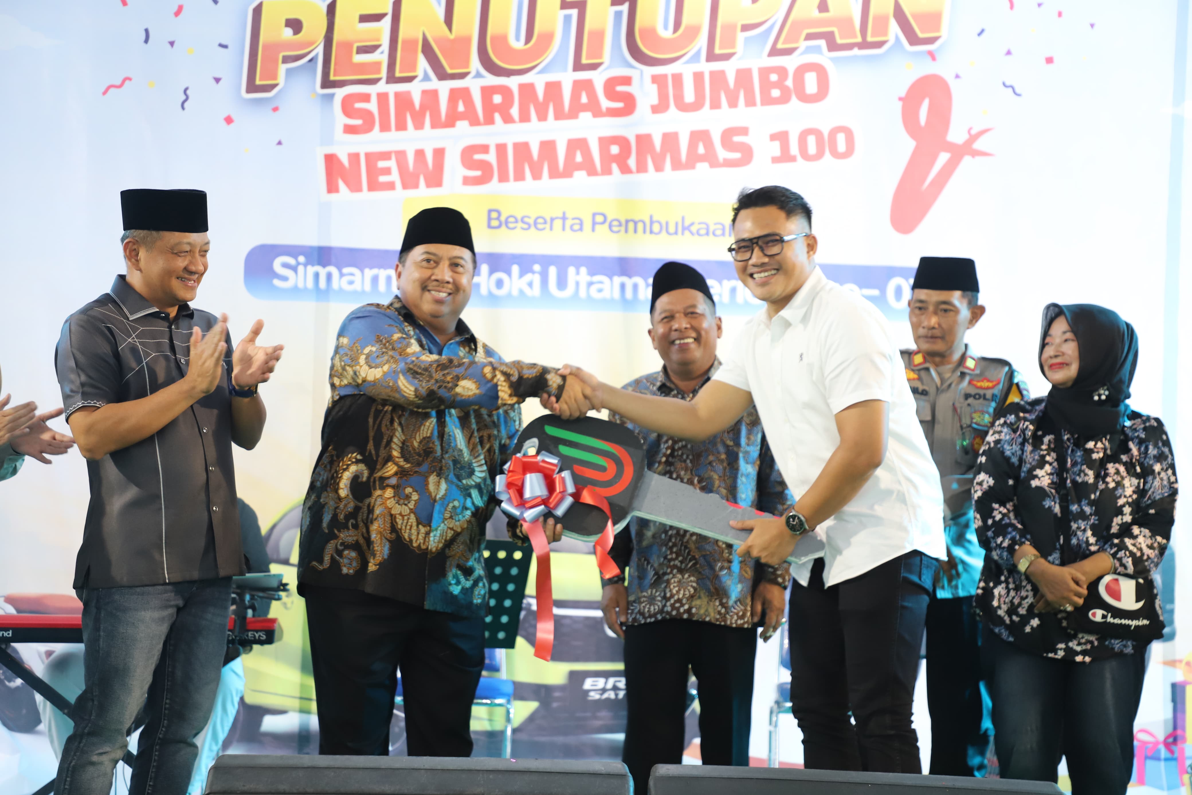 SUKSES: Bupati Jombang Warsubi secara simbolis menyerahkan hadiah Toyota Fortuner kepada pemenang undian Simasrmas Jumbo Bank Jombang.