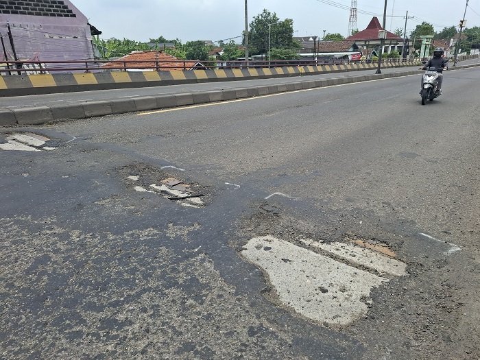 BUTUH PERBAIKAN: Lubang jalan di flyover Peterongan (9/3).