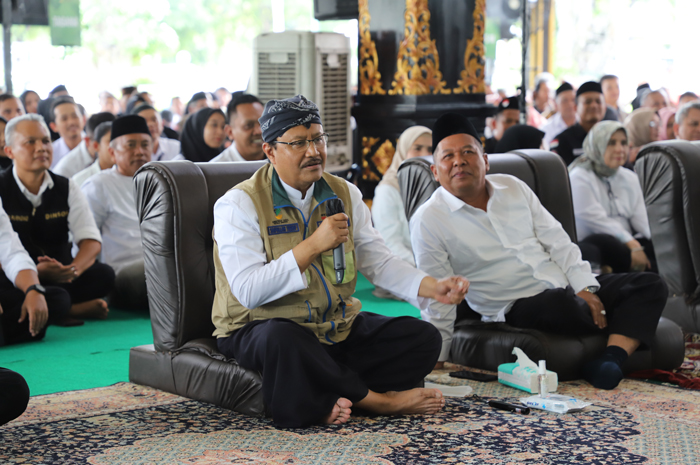 Menteri Sosial RI Saifullah Yusuf bersama Wakil Menteri Sosial RI Agus Jabo Priyono menggelar dialog pilar sosial Jombang dan Nganjuk di Pendopo Kabupaten Jombang, Minggu (9/3).