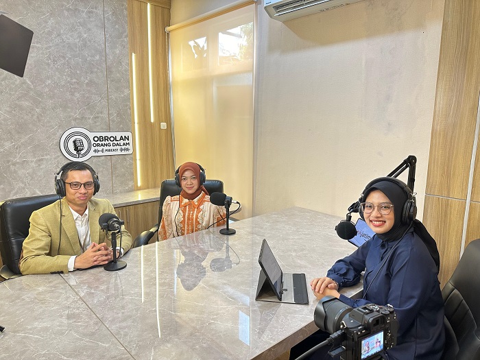 SINERGI: Pemimpin Cabang Bank Jatim Jombang, Hanif Julhamsyah, bersama Wakil Ketua II DPRD Jombang, Octadella Bilytha Permatasari, saat mengikuti podcast di DPRD Jombang (5/3).