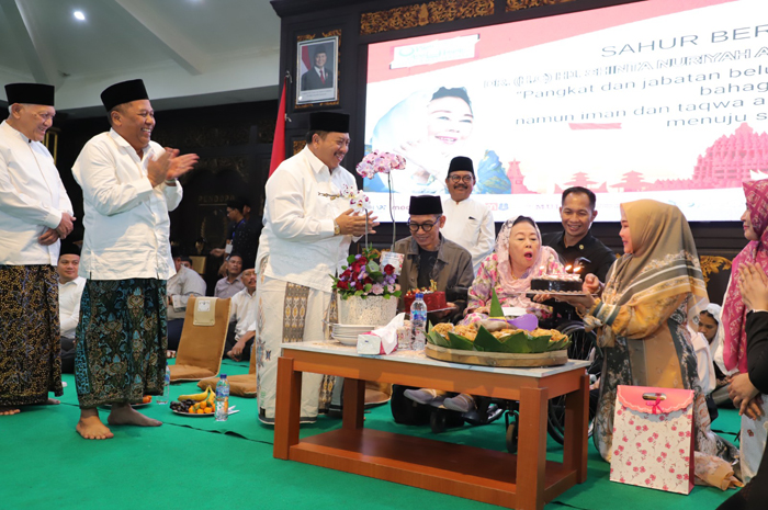 JAGA KERUKUNAN: Bupati Jombang bersama Shinta Nuriyah Abdurrahman Wahid saat mengikuti sahur bersama di Pendopo Kabupaten Jombang, Senin (10/3).