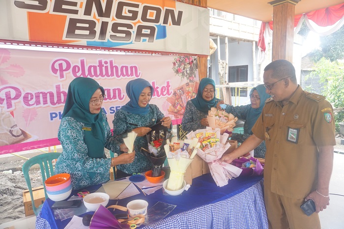BEKAL POSITIF: Kepala Desa Sengon, Jombang, Totok Soetjahjo dan Ketua TP PKK Desa Sengon Heny Totok Soetjahjo mendampingi kader PKK saat pelatihan membuat buket di pendopo kantor Desa Sengon.