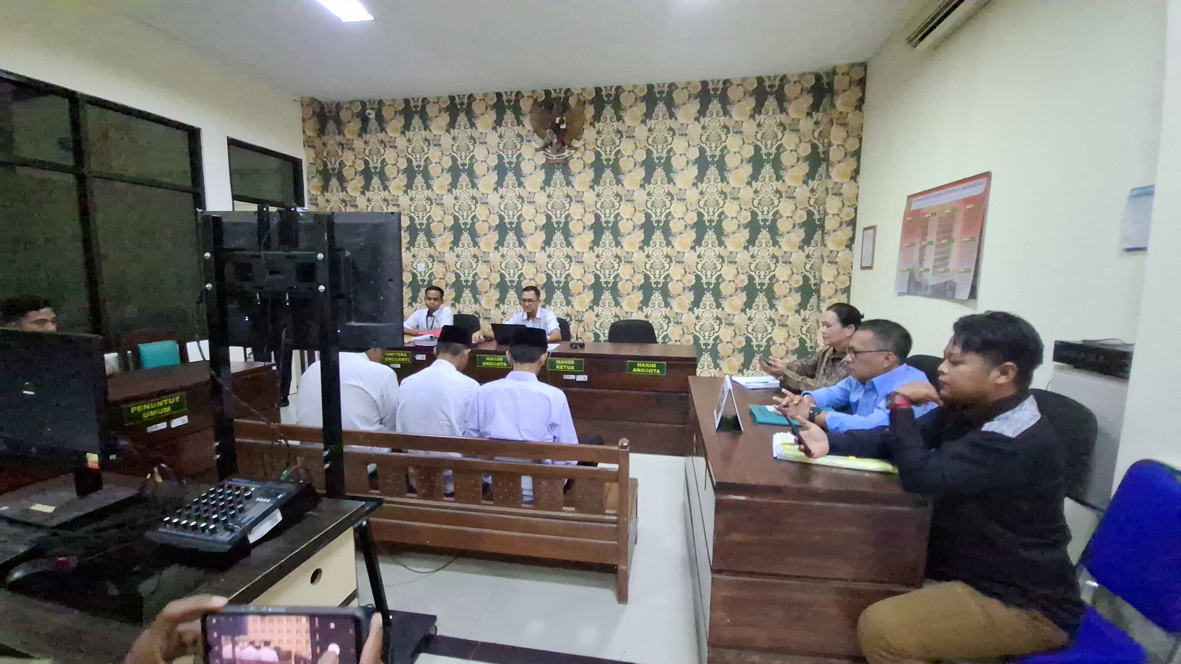 terdakwa anak yang terlibat kasus pembunuhan remaja di hutan Kabuh menjalani sidang vonis, Senin (10/3) siang.