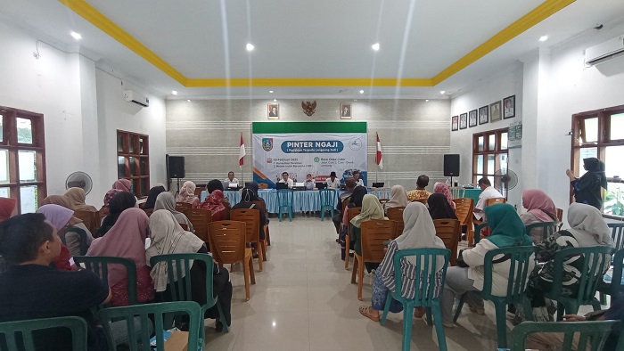 INOVASI: Pelayanan izin usaha sehari tanpa antre yang digelar DPMPTSP Jombang di balai Desa Cukir, Kecamatan Diwek, (19/2).