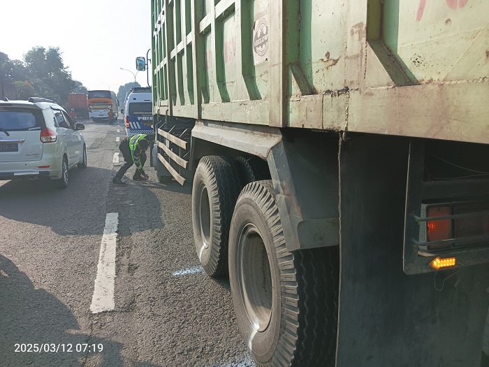 OLAH TKP: Petugas melakukan olah TKP kecelakaan maut menewaskan ibu dan anak di jalan nasional, Jombang, (12/3).