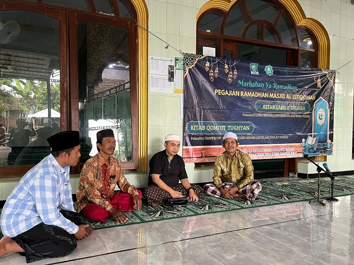 TELADAN: Wakil Ketua DPRD Jombang, HM Syarif Hidayatullah ST MMT (Gus Sentot) saat mengunjungi santri TPQ Nurul Istiqomah di Desa Dukuhdimoro Kecamatan Mojoagung, Senin (10/3).