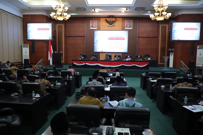 SERIUS: DPRD Jombang menggelar paripurna nota penjelasan bupati di ruang paripurna DPRD Jombang, Rabu (12/3) malam.