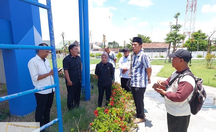 PANTAU: Komisi C DPRD Jombang melakukan sidak ke proyek pengentasan kawasan kumuh di Desa Jombang.