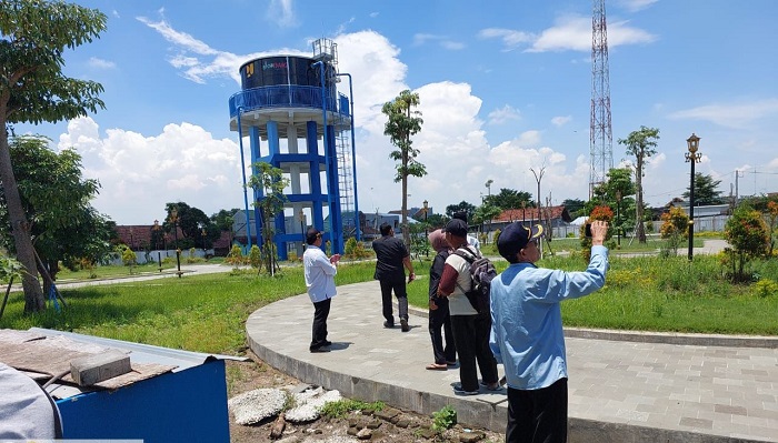 PANTAU: Komisi C DPRD Jombang melakukan sidak ke proyek pengentasan kawasan kumuh di Desa Jombang.