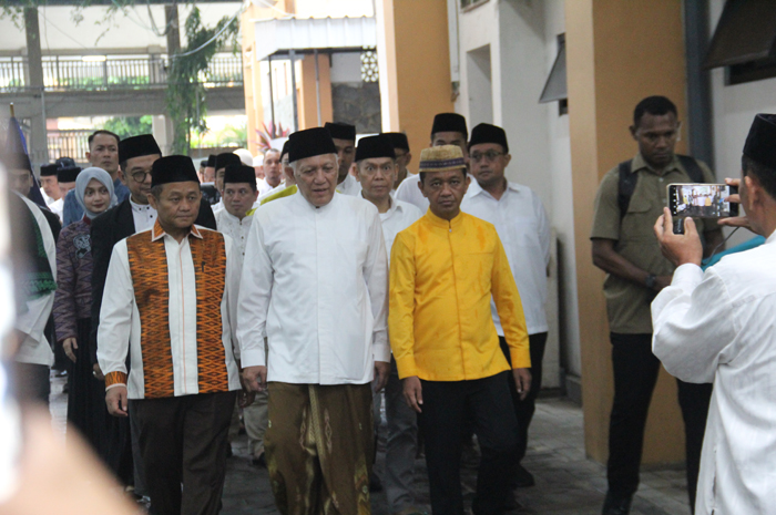 ZIARAH: Menteri ESDM (Energi dan Sumber Daya Mineral) Bahlil Lahadalia didampingi Nusron Wahid Menteri Agraria dan Tata Ruang Republik Indonesia saat ziarah makam Gus Dur, kemarin (14/3).