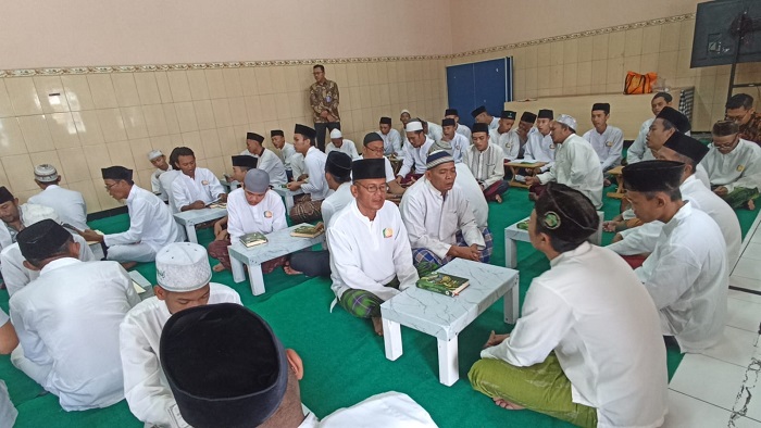 KUSYU: Ratusan warga binaan di Lapas Jombang mengikuti khataman Alquran, (14/3).