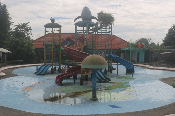 MANGKRAK: Water slide Tirta Wisata di Desa Keplaksari, Kecamatan Peterongan, Jombang yang tak lagi fungsi.