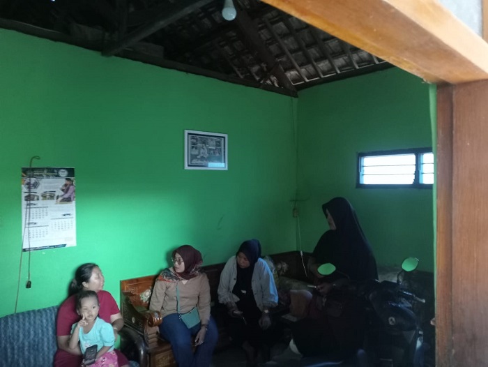 CARI SOLUSI: Sejumlah emak-emak korban arisan online mendatangi rumah ST, 39, warga Desa Godong, Kecamatan Gudo, Jombang, Kamis (13/3) pagi.