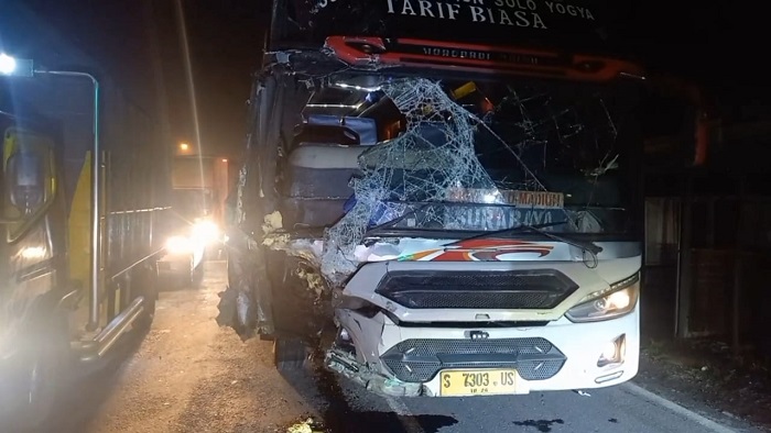 Kecelakaan beruntun melibatkan bus PO Mira, sebuah truk box dan sepeda motor terjadi di Jalan Raya Mojoagung Dusun Ngemplak, Desa Mojotrisno, Kecamatan Mojoagung, Jombang, Jumat (14/3).