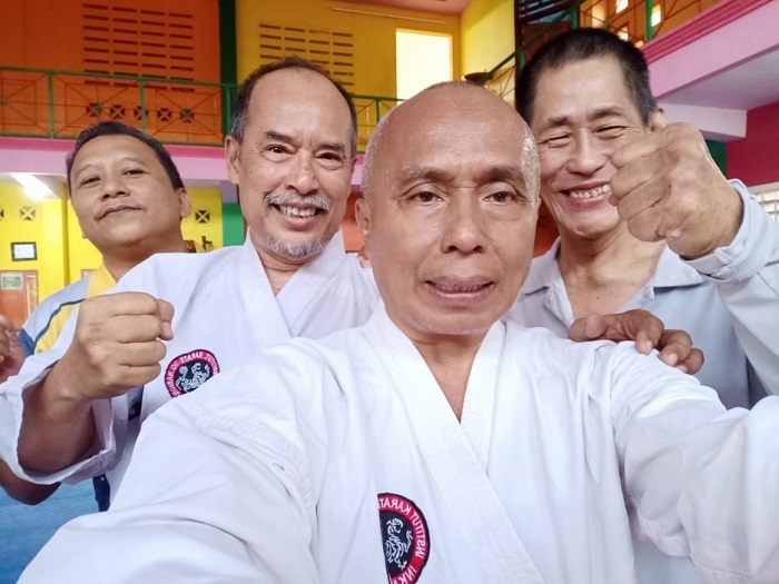 SEMANGAT: Karateka senior saat berlatih di Dojo Mahameru Jombang, Sabtu (9/3).