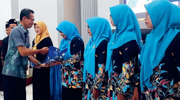 PEDULI: Penyerahan bantuan beras secara simbolis kepada guru PAUD di Aula 1 Dinas Pendidikan dan Kebudayaan Kabupaten Jombang, Rabu (12/3) sore.