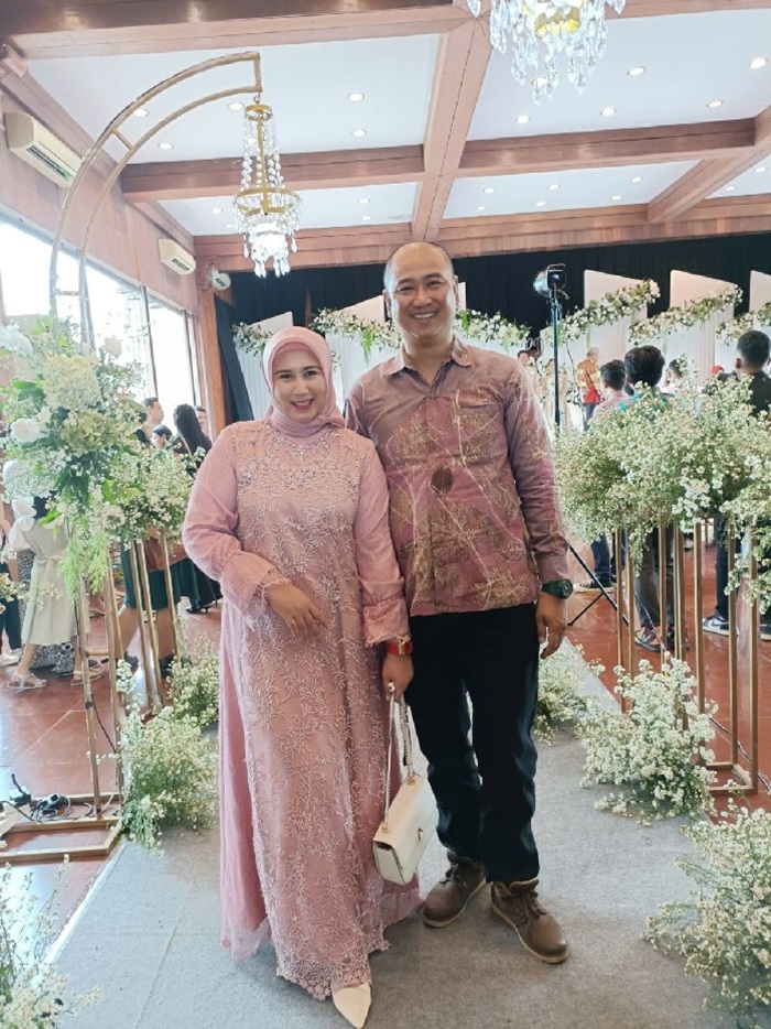 MESRA: Kepala Divisi Bisnis Perusahaan Daerah (PD) Aneka Usaha Seger Jombang, Novi Catur Prasetyo bersama istri Galuh Ayu Maharani.