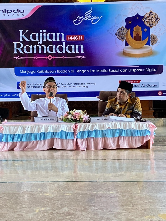 TELADAN: Dr KH M Afifuddin Dimyati Lc MA saat menjadi narasumber di Kajian Ramadan Unipdu Jombang, Minggu (16/3).