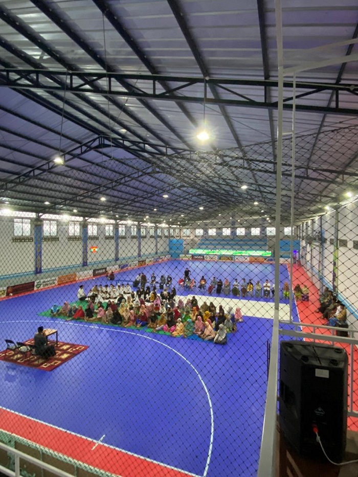 PEDULI SESAMA: Jajaran managemen OFS Futsal Center, Desa Morosunggingan, Kecamatan Peterongan mengadakan acara buka puasa bersama dan santunan anak yatim, Jumat (14/3) sore.