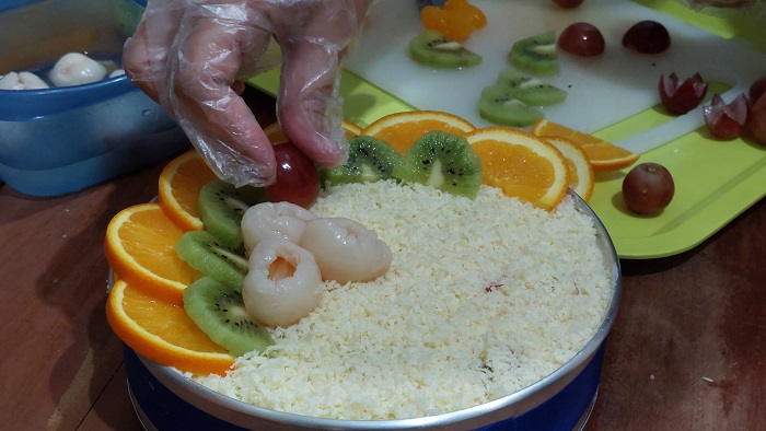 MANIS LEGIT: Salad buah bikinan Galuh Ayu Maharani warga Kelurahan Jelaokombo, Kecamatan Jombang.