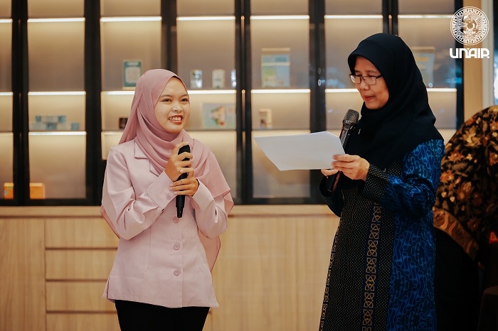 BERPRESTASI: Isnaini Roro A, siswa SMKN Kabuh saat diundang ke Universitas Airlangga Surabaya sebagai kandidat penerima golden ticket.