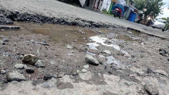 BERLUBANG: Kondisi jalan kabupaten ruas Denanyar-Megaluh, Jombang yang rusak.