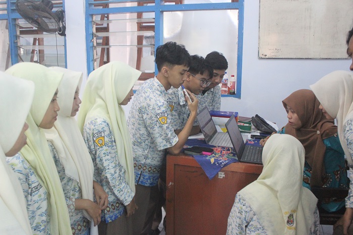 TELITI: Siswa SMAN 1 Jombang saat menyiapkan pendaftaran SNBP.