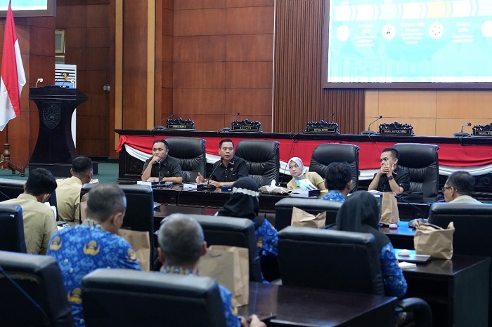 SERIUS:  Pansus DPRD Jombang saat pembahasan RPJMD 2025-2030, Senin (17/3).