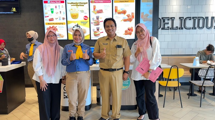 SIDAK: Petugas Dinas Peternakan (Disnak) Jombang melakukan pengawasan produk hewan di distributor.