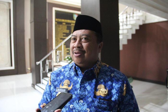BERI PENJELASAN: Bupati Jombang Warsubi saat memberikan penjelasan kepada awak media, (17/3).