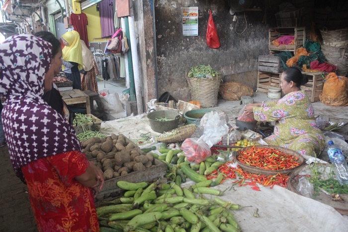 Menjelang hari raya Idul Fitri, harga sejumlah kebutuhan pangan di pasar tradisional kembali merangkak naik