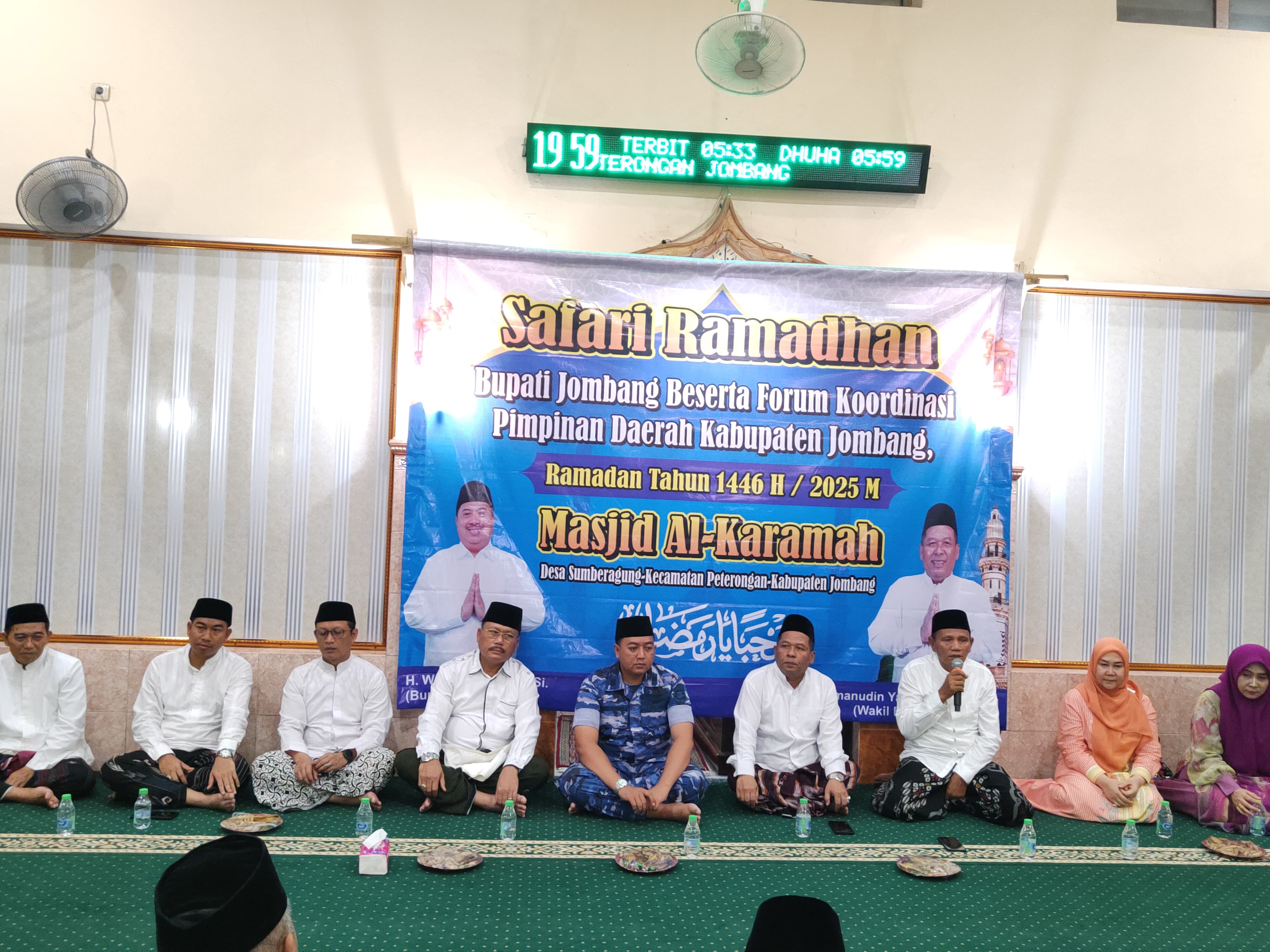 DEKAT: Kepala Desa Sumberagung Shodiqin mendampingi Wakil Bupati Jombang Salmanudin Yazid saat kegiatan safari Ramadan di Masjid Al-Karamah, Jumat (15/3) malam