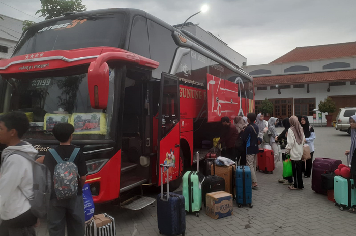 PULANG KAMPUNG: Santri Pondok Pesantren Gadingmangu, Perak, Jombang saat pulang ke kampung halaman kemarin (19/3).
