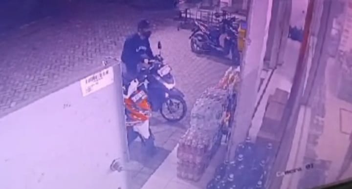 TEREKAM CCTV: Aksi percobaan pencurian kendaraan bermotor di salah satu minimarket di Desa/Kecamatan Mojowarno, Jombang gagal.