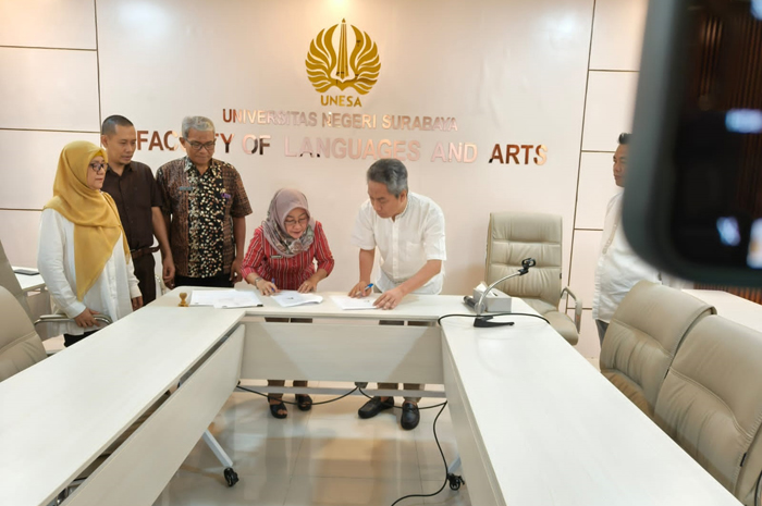 3.	INOVASI: Plt Kepala Dinas Perpustakaan dan Kearsipan Jombang, Komariyah SH, menandatangani MoU bersama Unesa, (14/3).