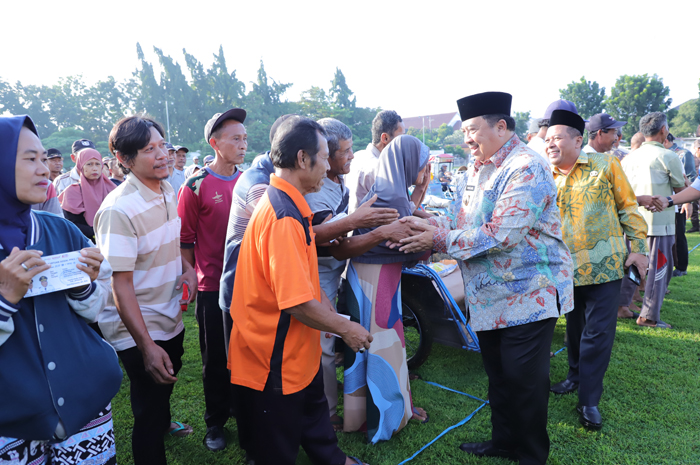 PEDULI: Bupati Jombang Warsubi saat menyalurkan bantuan kepada penerima manfaat.