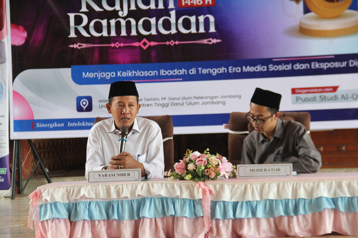 TELADAN: Kaprodi Hukum Keluarga Unipdu, Dr Moh Makmun MHI, saat menjadi narasumber Kajian Ramadan Unipdu, (20/3).