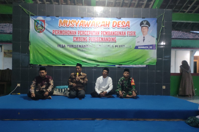 KHIDMAT: Warga bersama Pemdes Purisemanding, Kecamatan Plandaan, Jombang dalam musdes percepatan pembangunan Embung Purisemanding, Minggu (16/3).
