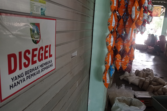 DISEGEL: Kios Pusat Oleh-Oleh Jombang atau Pasar Ngrawan Tembelang yang tutup ditempel stiker segel pemkab.