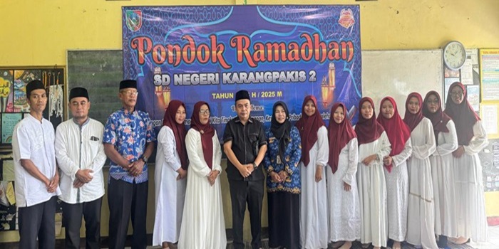 TELADAN: Wakil Ketua DPRD Jombang, HM Syarif Hidayatullah ST MMT (Gus Sentot), saat mengunjungi Pondok Ramadan di SDN Karangpakis 2 Kecamatan Kabuh, Jombang, Senin (17/3).