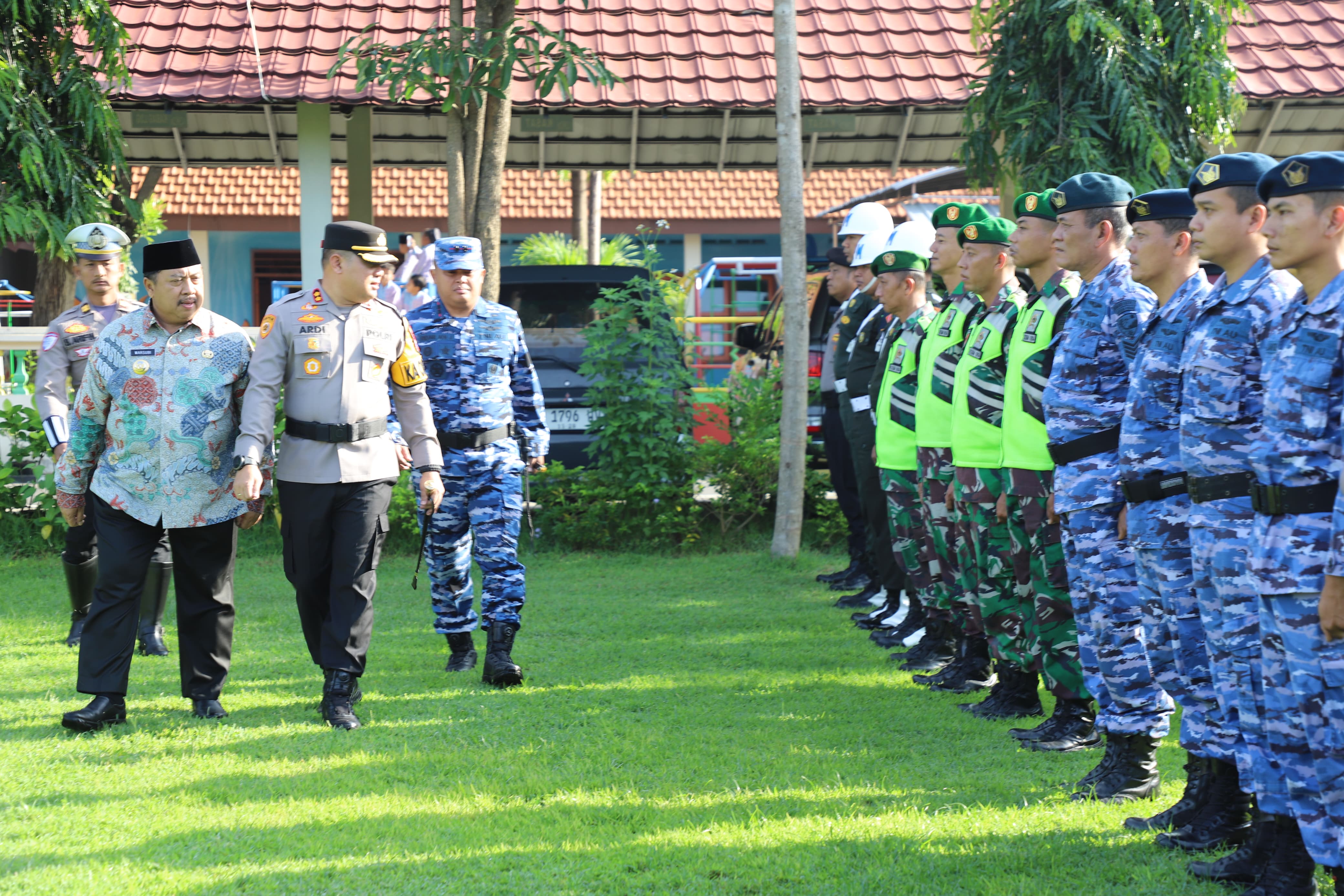 Kapolres Jombang AKBP Ardi Kurniawan memimpin Apel Gelar Pasukan Operasi Ketupat Semeru di lapangan Mapolres Jombang, Kamis (20/3).