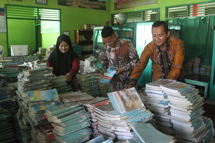 RAJIN: PTT dan GTT SMPN 3 Jombang saat merapikan buku di perpustakaan.