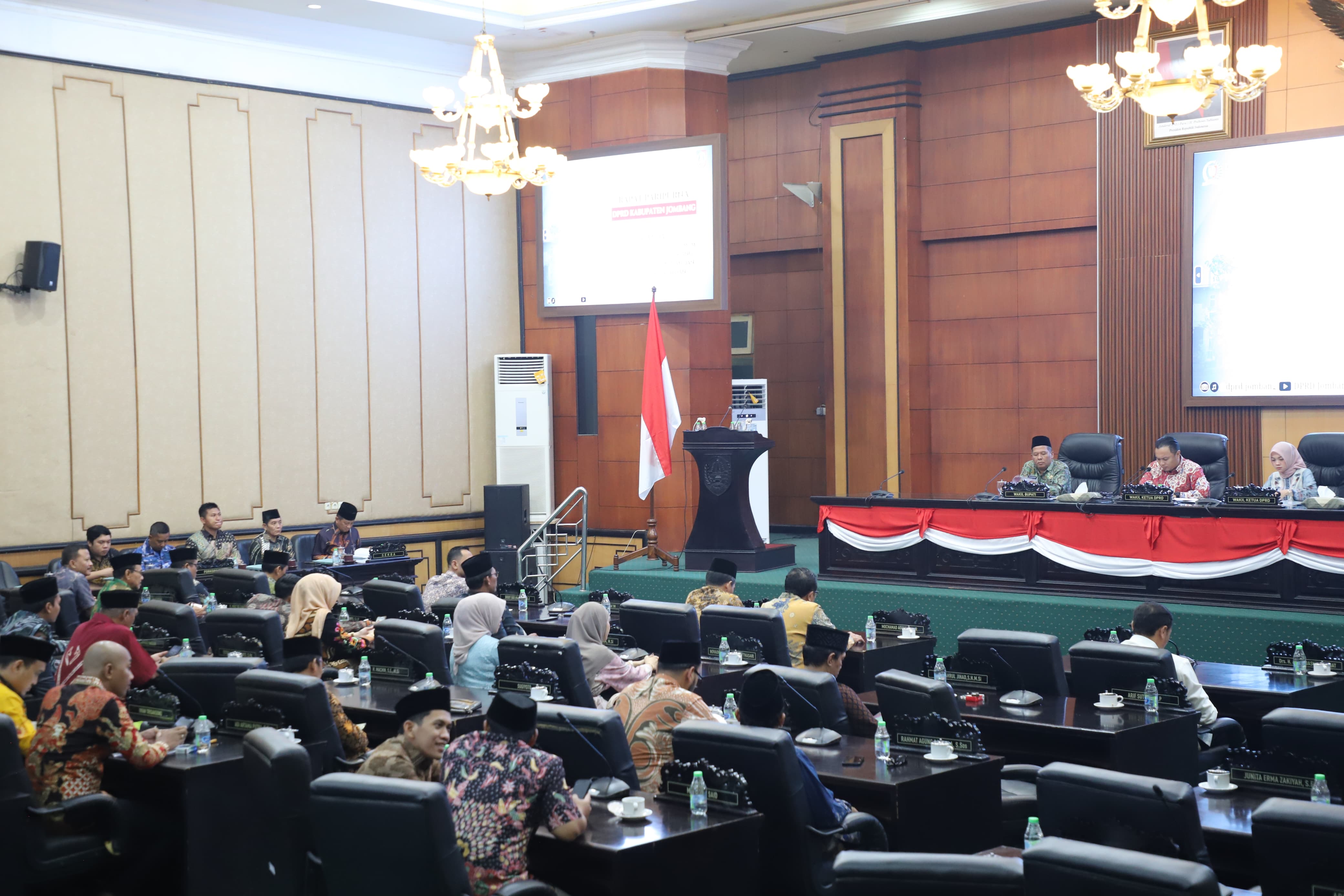 SEMANGAT: Sidang paripurna DPRD Jombang dengan agenda PU fraksi-fraksi, Rabu (19/3) malam.