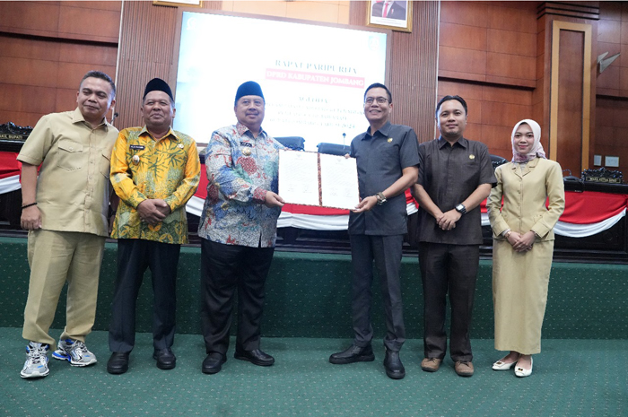 DISERAHKAN: Bupati Warsubi menyerahkan LKPj 2024 kepada Ketua DPRD Jombang Hadi Atmaji.