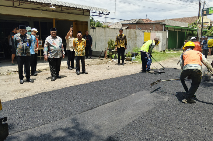 Bupati Jombang Warsubi turun langsung mengawal proses perbaikan jalan di ruas Jalan Raya Kesamben.