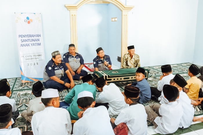 PEDULI: PT CJI Jombang saat berbuka puasa bersama di Panti Asuhan Darul Muslimin, Desa Jatigedong, Ploso, Kamis (20/3).