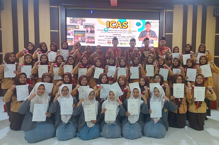 BERPRESTASI: Kepala SMA Darul Ulum 1 Unggulan, H Mochamad Yusuf SAg MPd, bersama siswa.