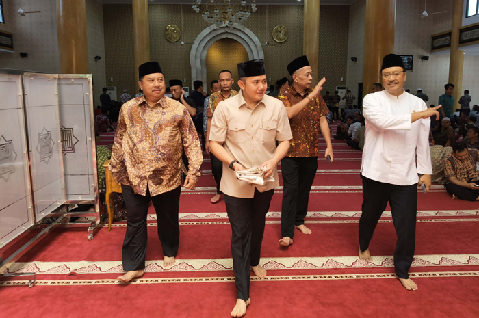 GERAK CEPAT: Bupati Jombang Warsubi saat menemui Menteri Sosial Syaifullah Yusuf dan Menteri Sekretaris Kabinet (Menseskab) Teddy di Kantor Kemensos, Jakarta, Jumat (21/3).