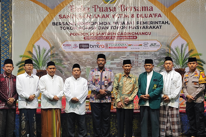 SUKSES: Pimpinan Ponpes Gadingmangu Perak KH Basiya Adhi Banadi (empat dari kanan) bersama undangan buka puasa bersama Forkopimda Jombang.